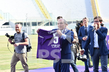 2019-06-07 - Rocco Commisso con la maglia della Fiorentina - PRESENTAZIONE NUOVO PROPRIETARIO DELLA FIORENTINA - ROCCO COMMISSO - ITALIAN SERIE A - SOCCER